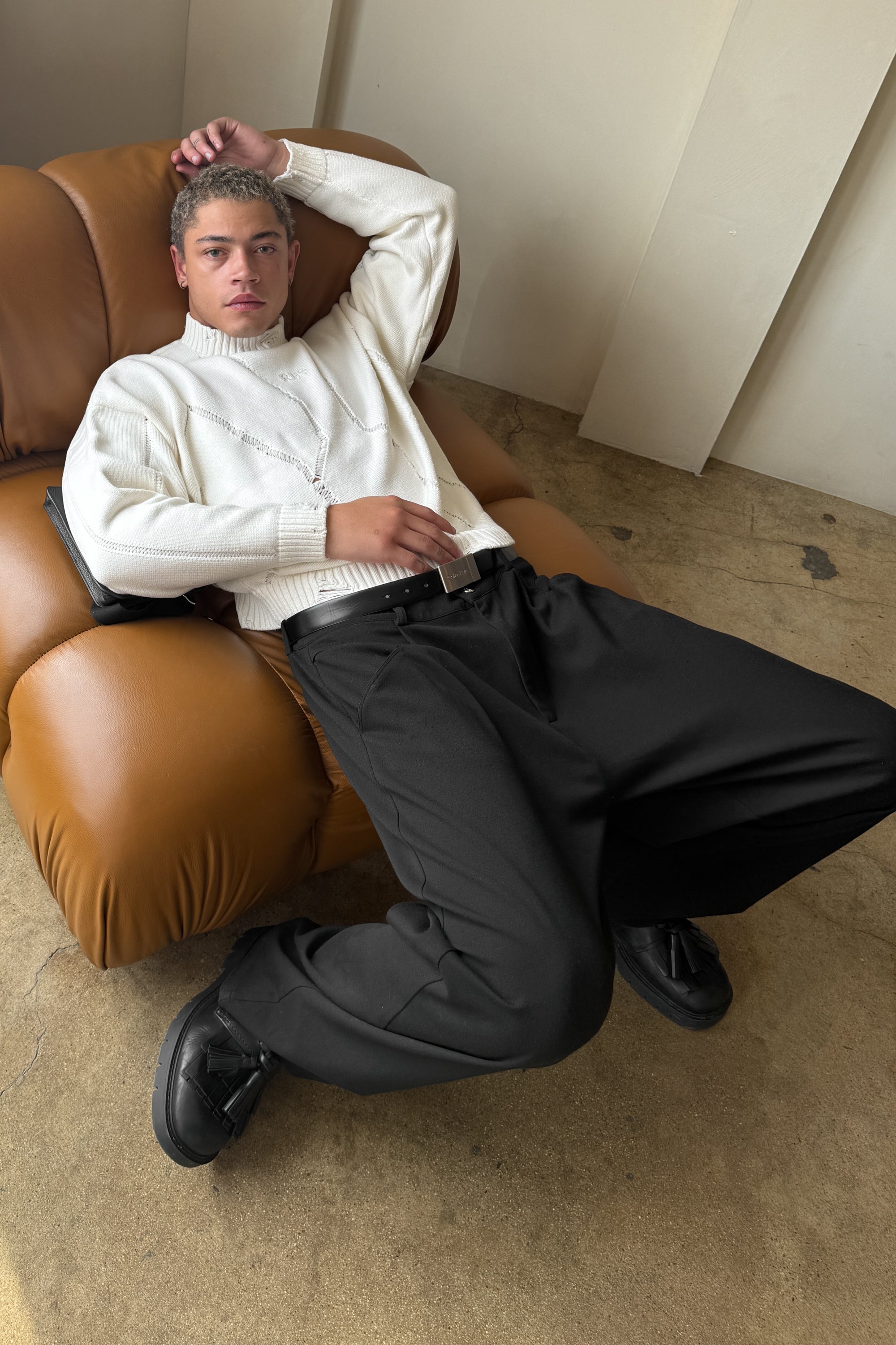 DISTRESSED KNITSWEATER