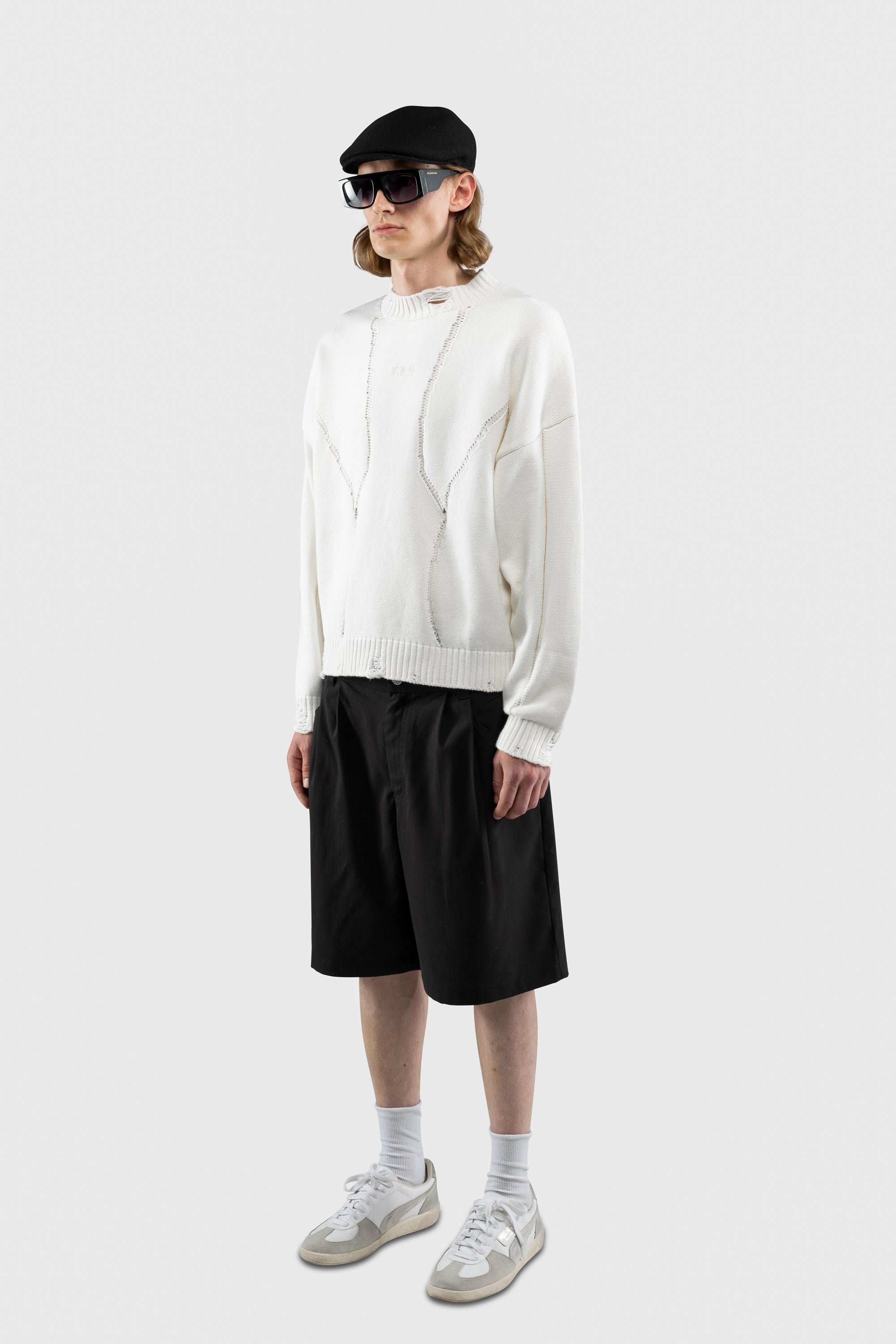 DISTRESSED KNITSWEATER