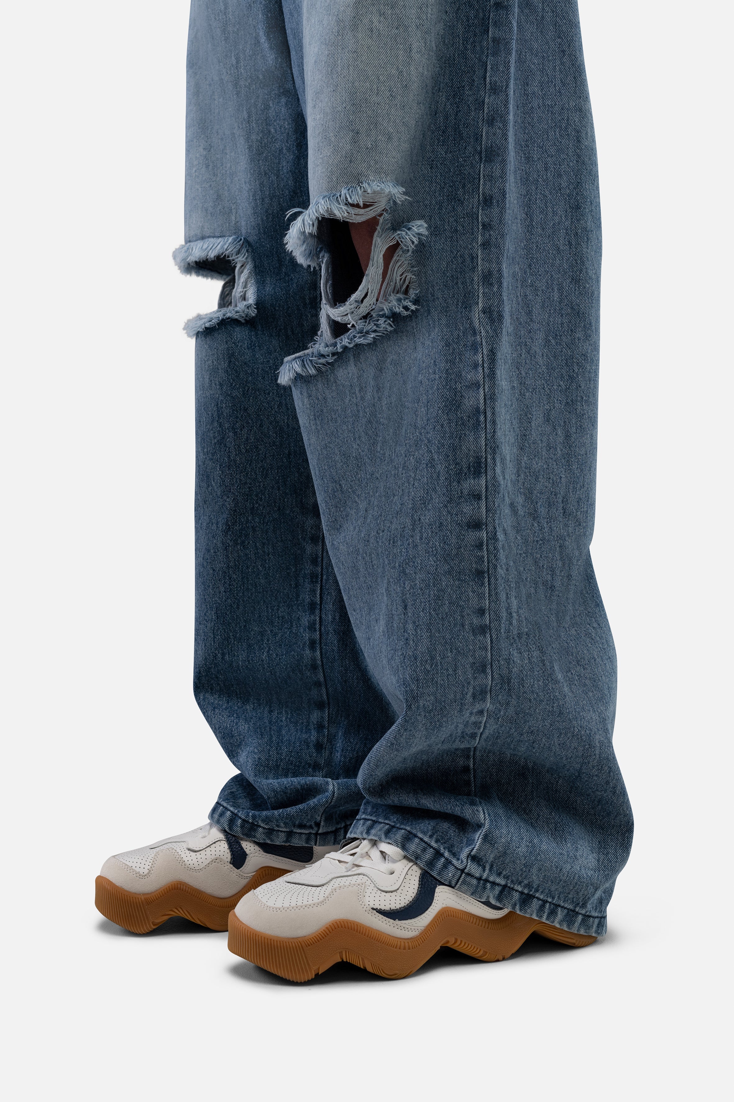 BLUE RIPPED DENIM