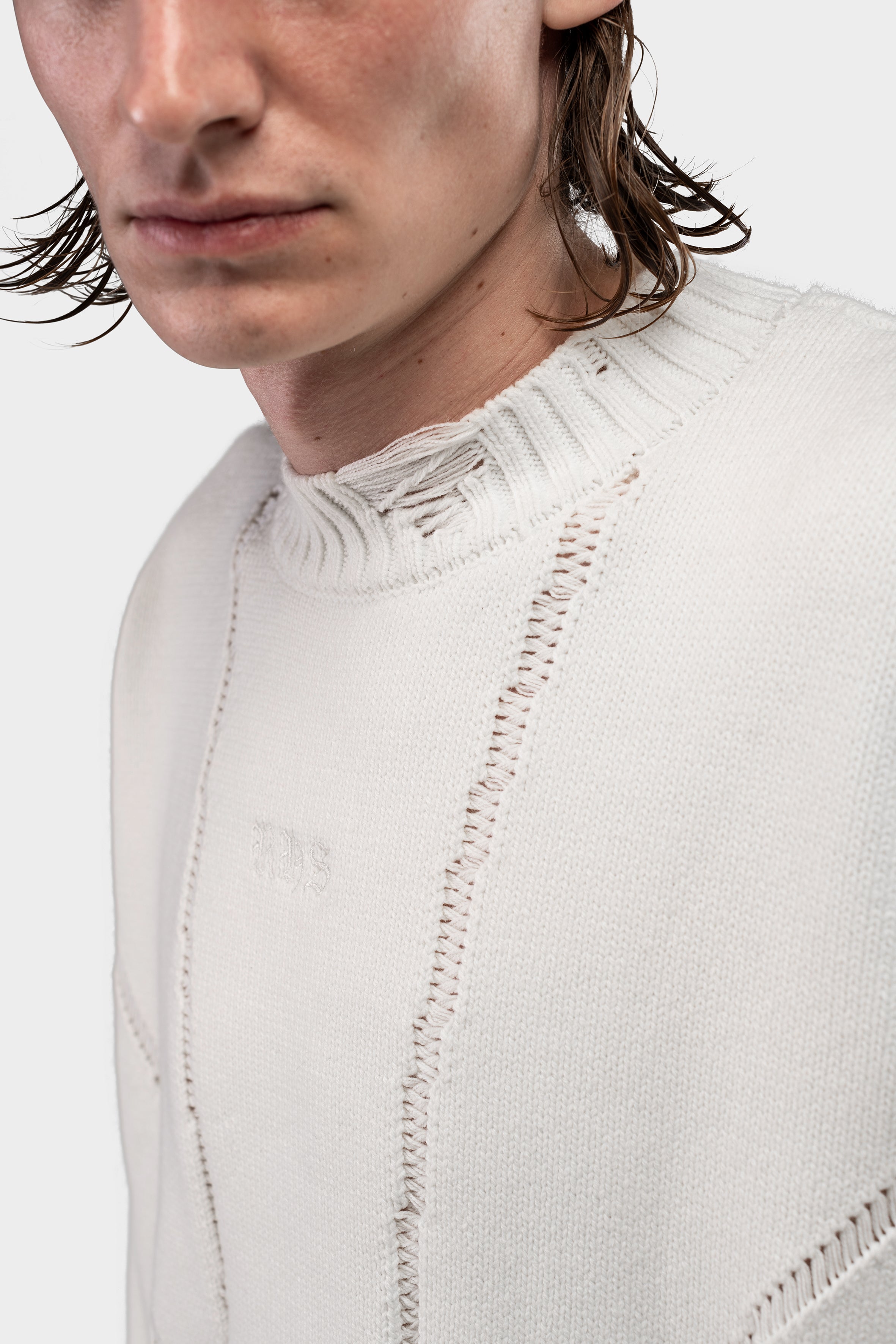 DISTRESSED KNITSWEATER